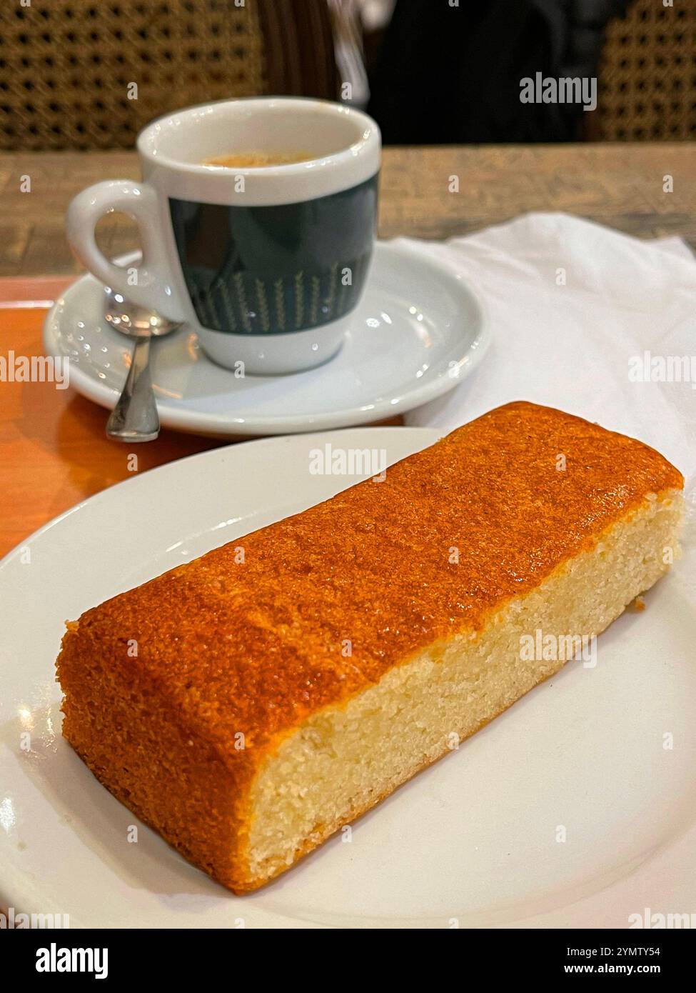 Mandelkuchen und eine Tasse Kaffee. Stockfoto