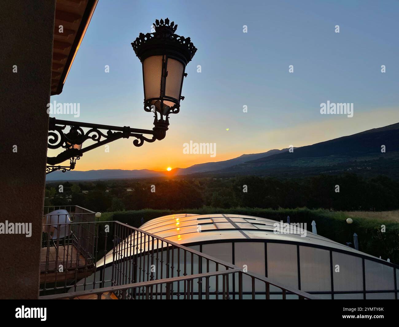 Straßenlicht und Sonnenaufgang. Santo Tome del Puerto, Provinz Segovia, Castilla Leon, Spanien. - Smartphone-aufgenommenes Stockfoto