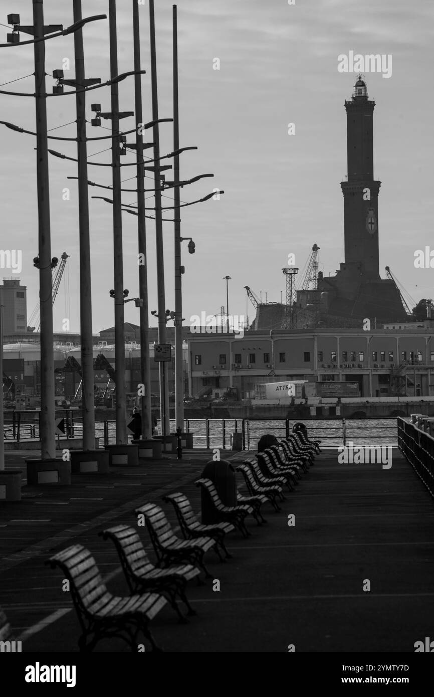 Blick auf den Leuchtturm von Genua Lanterna von der Promenade porto antico Genova, Italien 09.01.2024 Stockfoto