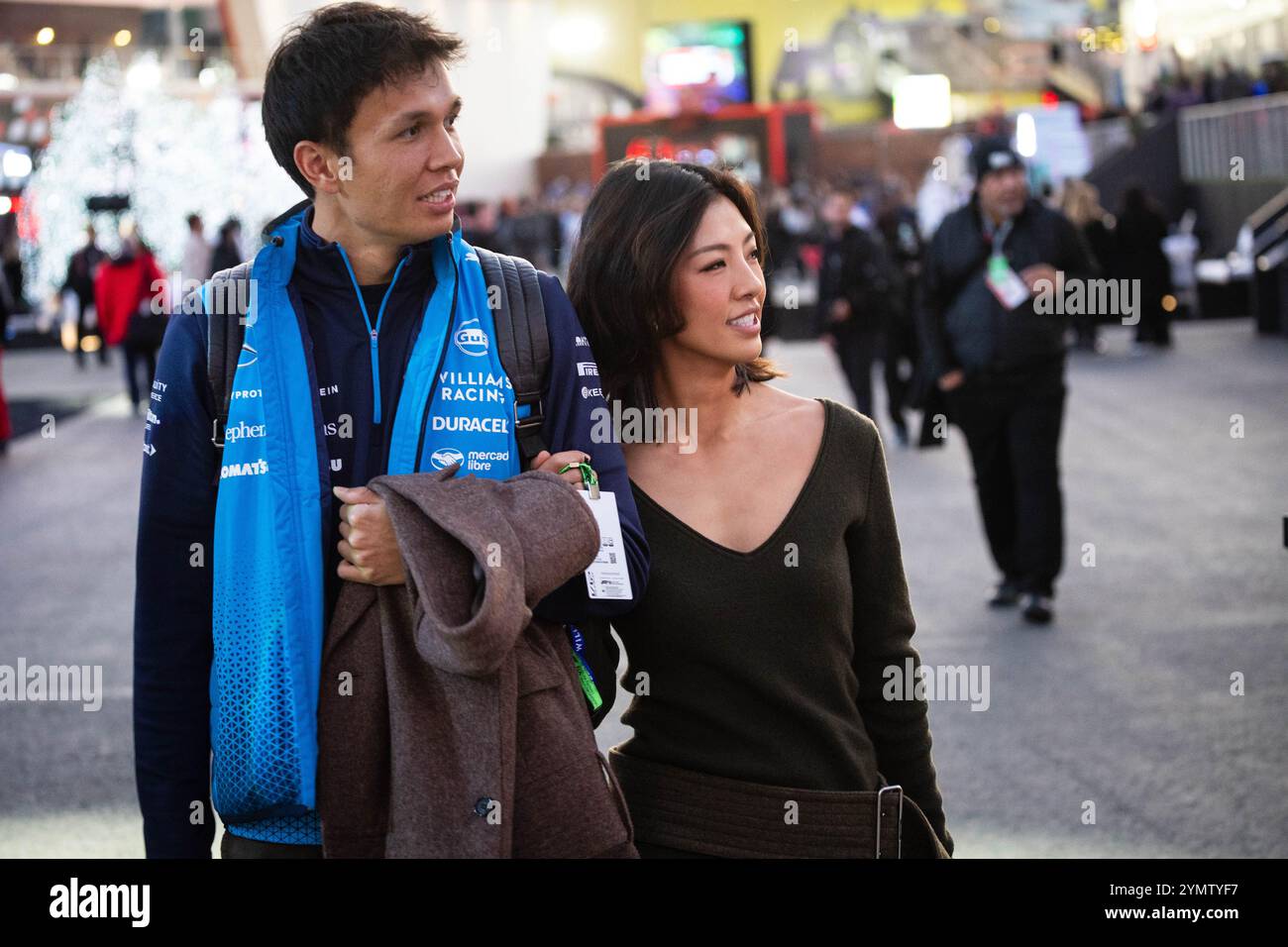 Alex Albon (THA, Williams Racing #23) und seine Freundin, die Profi-Golferin Muni 'Lily' He. USA, Formel 1 Weltmeisterschaft, Grand Prix von Las Vegas, Las Vegas Strip Circuit, 22.11.2024 Foto: Eibner-Pressefoto/Thomas Fuessler Stockfoto