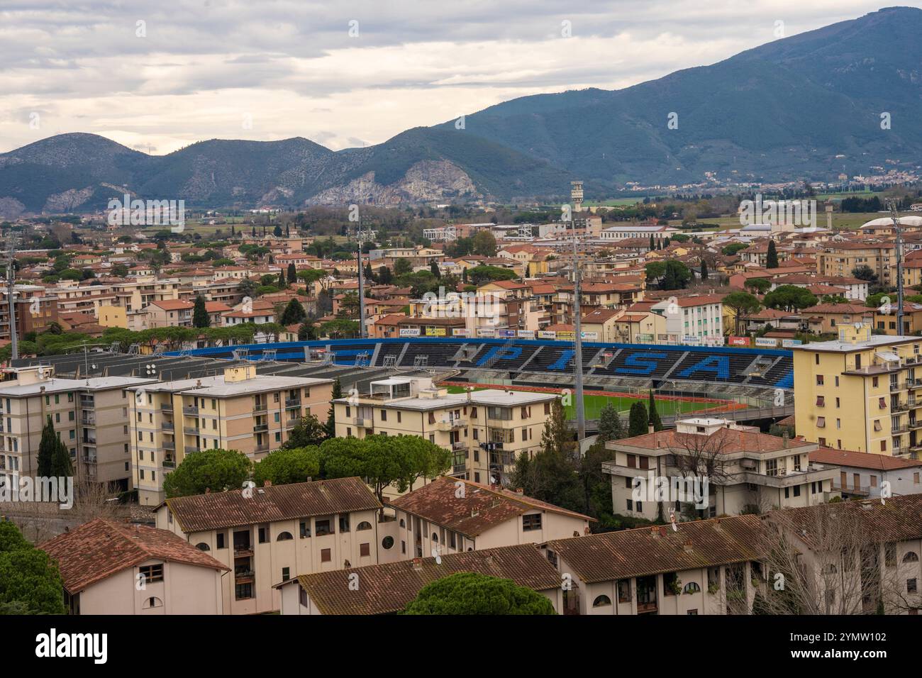 Blick von der Spitze des Schiefen Turms von Pisa, mit Blick auf die Stadtlandschaft und die umliegende Architektur. Pisa, Italien 08.01.2024 Stockfoto