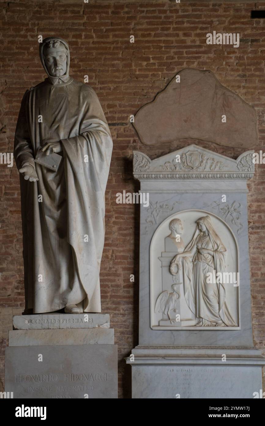 Wunderschöne Details über Marmorskulpturen, Statuen und Gräber im Camposanto Monumentale, dem antiken Friedhof auf dem Platz der Wunder in Pisa, Italien Stockfoto