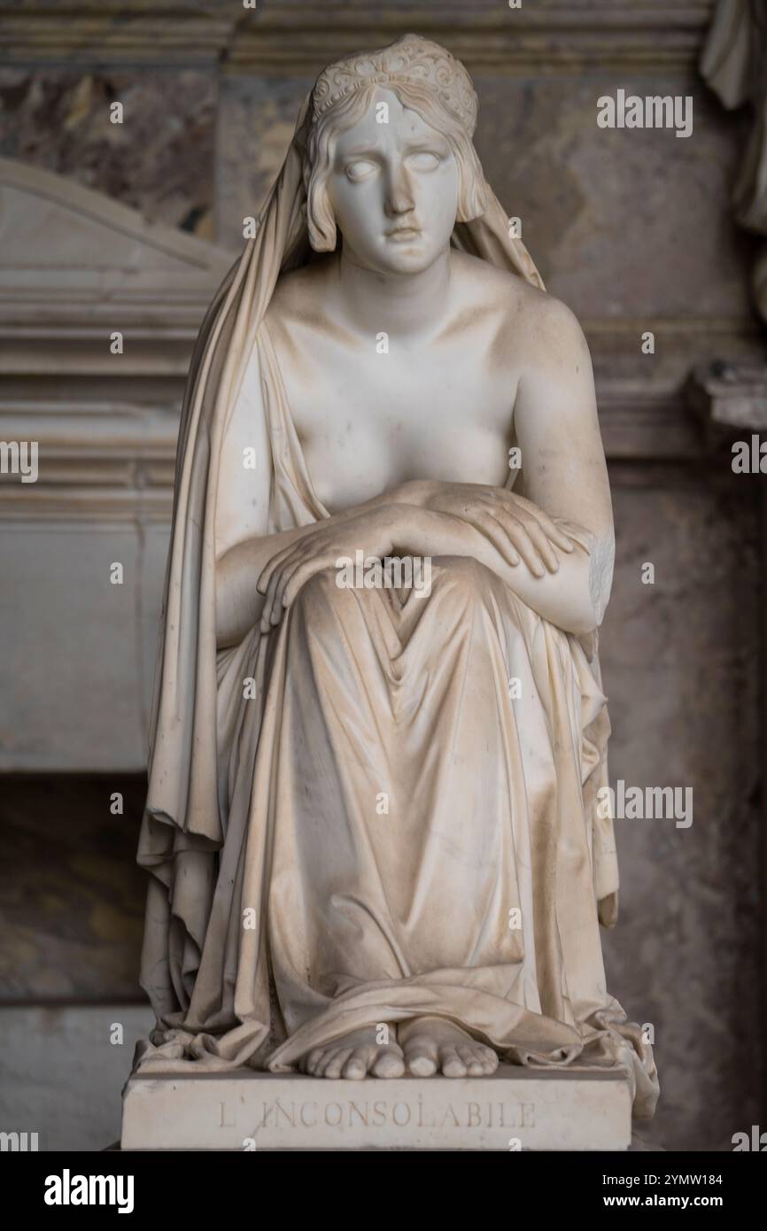 Wunderschöne Details über Marmorskulpturen, Statuen und Gräber im Camposanto Monumentale, dem antiken Friedhof auf dem Platz der Wunder in Pisa, Italien Stockfoto