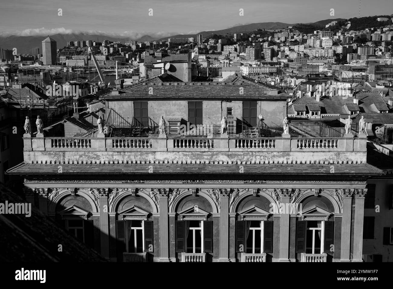 Piazza di San Lorenzo der Platz der Kathedrale von San Lorenzo. Beeindruckende Architektur Bentinelli Sauli Palast, wunderschöne Schatten an der Fassade. Genua Stockfoto