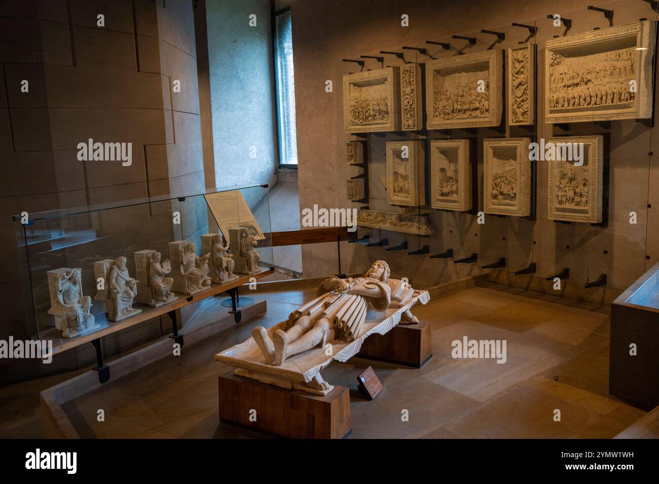 Der Saal mit Grabessarkophag und anderen Grabgrabungen, Statuen und Skulpturen in der Ausstellung im Museum der Burg Sforzesco Stockfoto