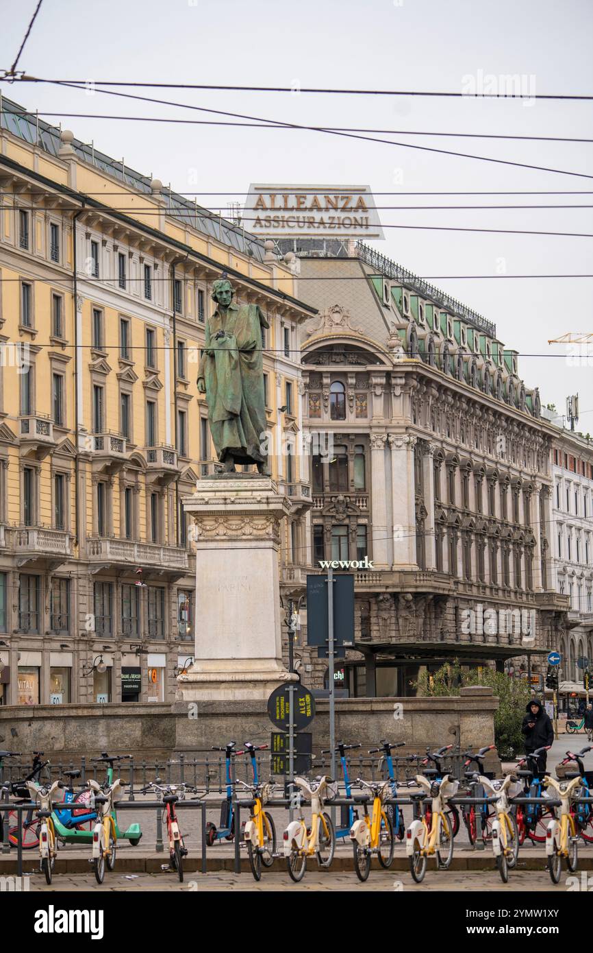 Statue von Guiseppe Parini, einem italienischen Prosaautor und Dichter in der Via Dante in Mailand Stockfoto