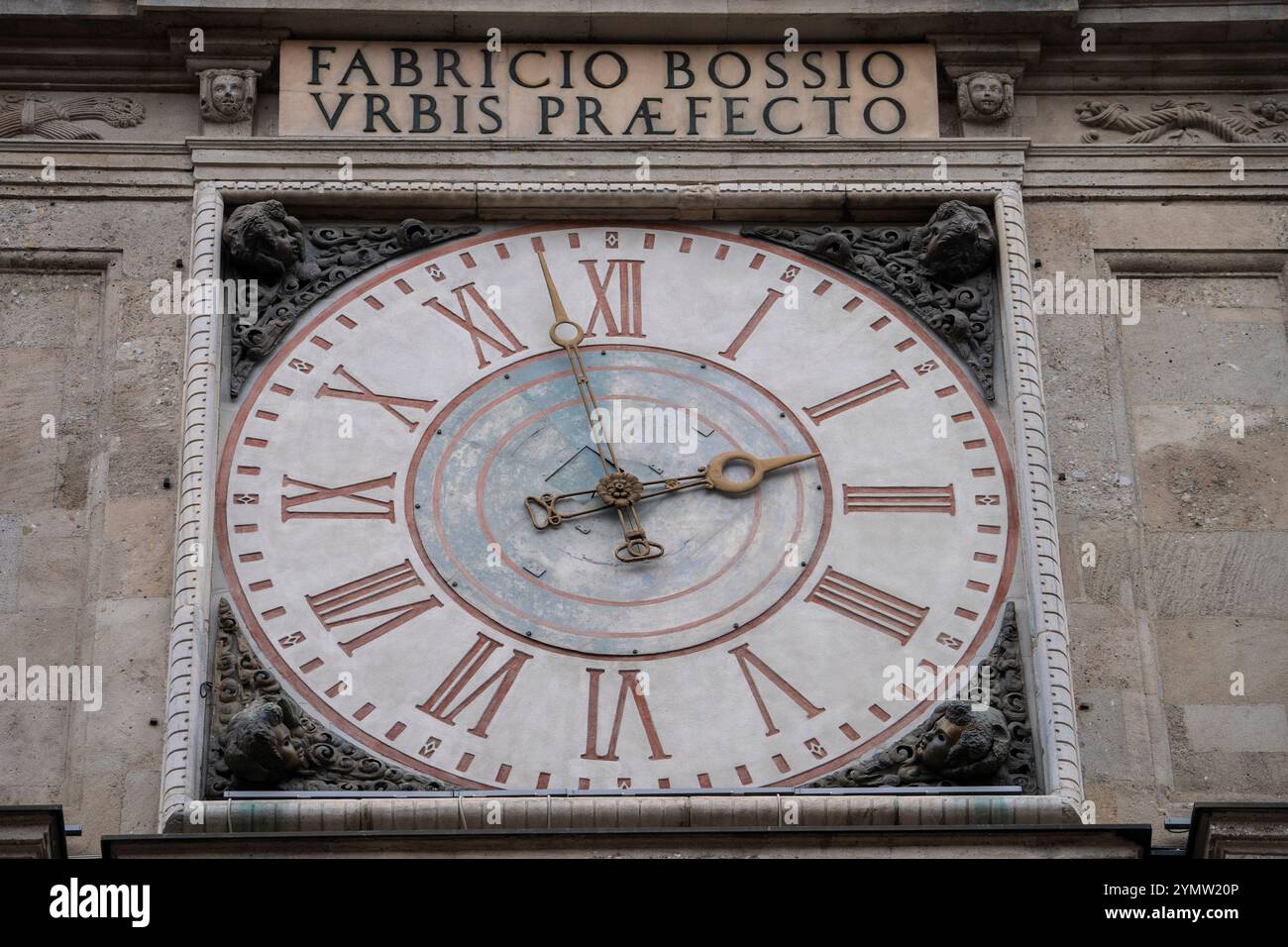 Blick auf die Fassade Palazzo dei Giureconsulti auf der Piazza dei Mercanti. Nahaufnahme des Fabricio Bossio Uhrenturms. Ansicht, Details, Architektur Stockfoto