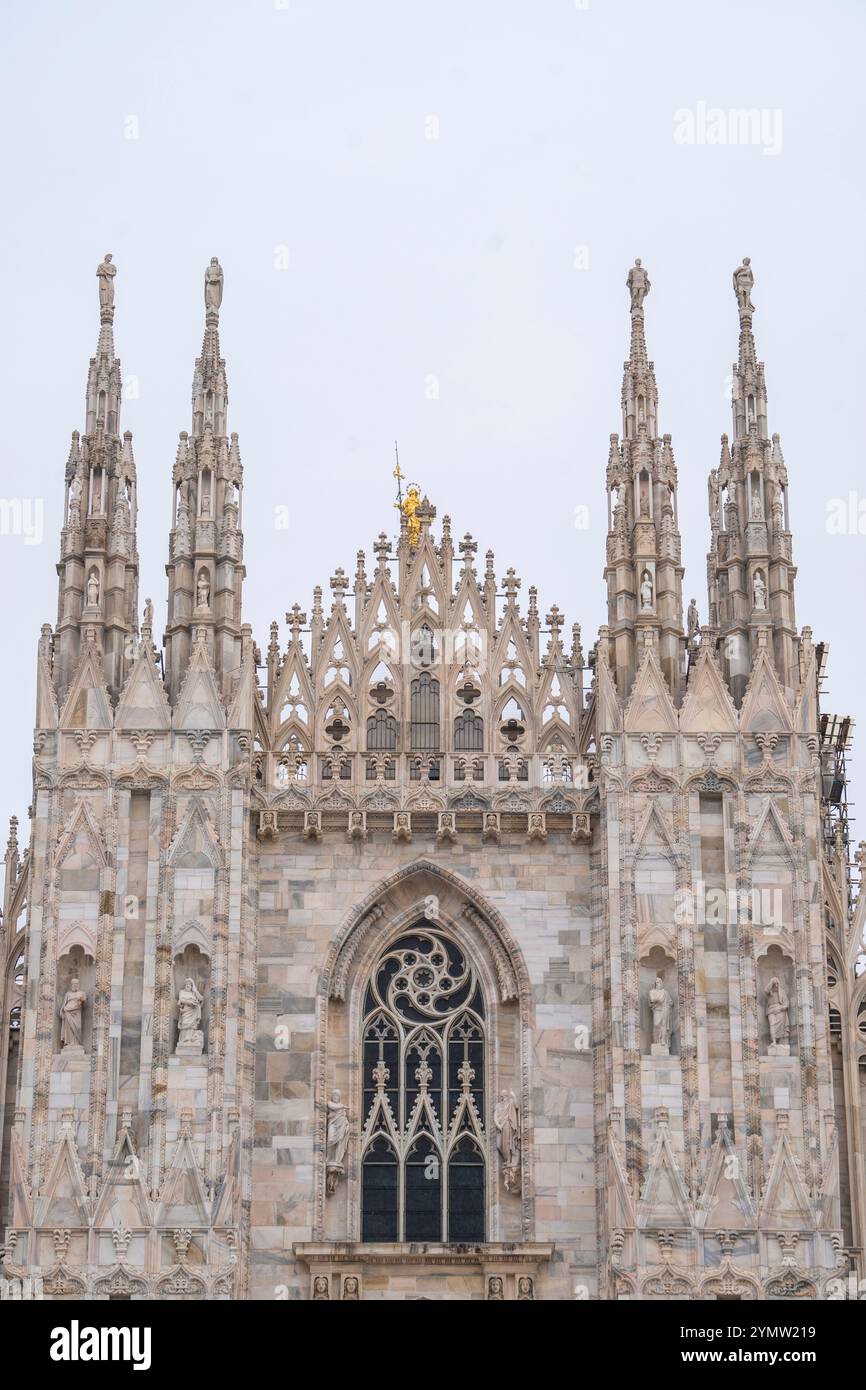 Nahaufnahme der Kathedrale von Mailand, oder Dom, mit Details der luxuriösen Fassade mit Marmorstatuen und Reliefs. Beliebtestes Wahrzeichen von Mailand, Italien Stockfoto