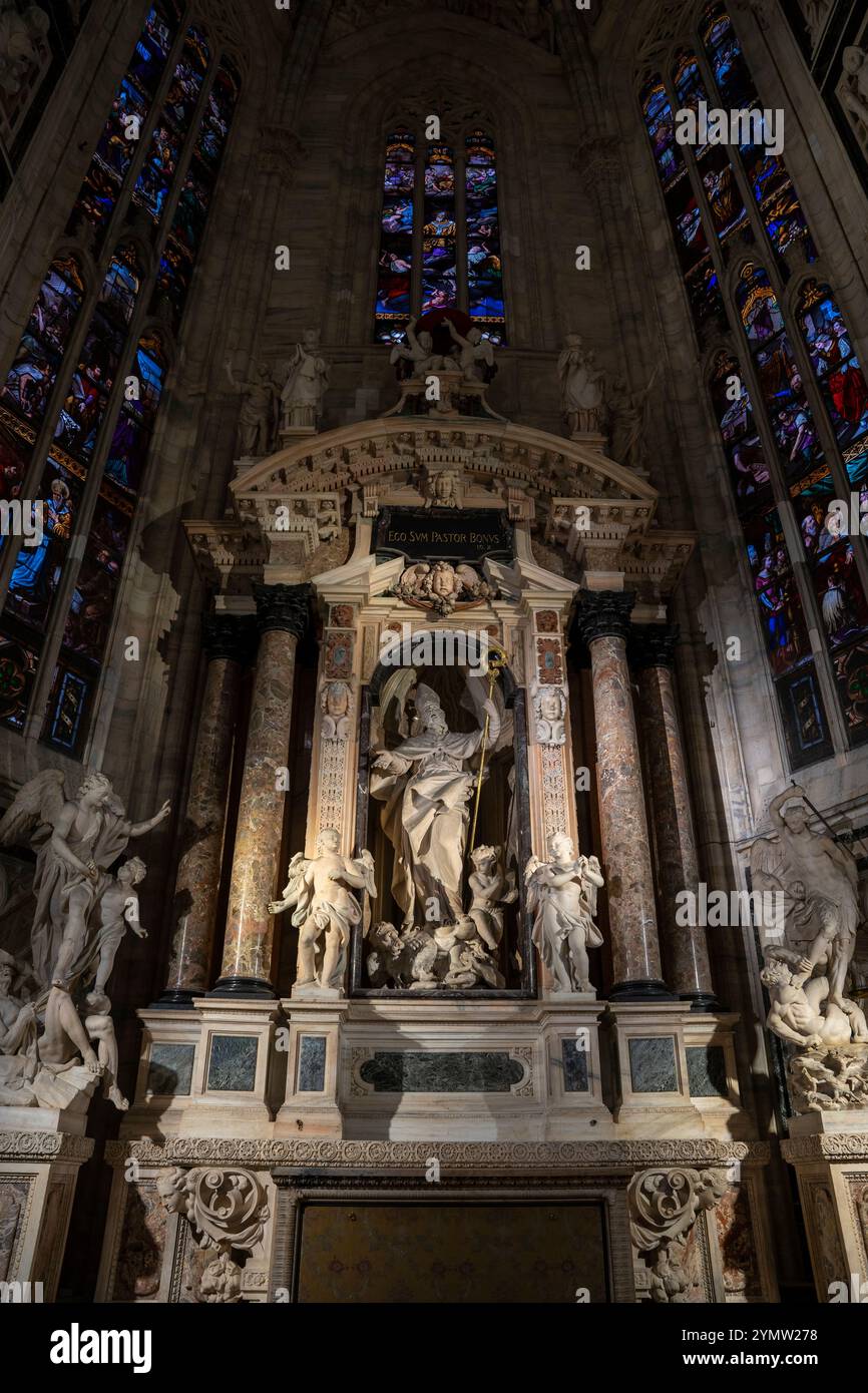 Blick von innen auf den berühmten Dom, die Kathedrale von Mailand, bekannt als Basilika der Geburt der Heiligen Maria. Der Bau begann 1386 Stockfoto