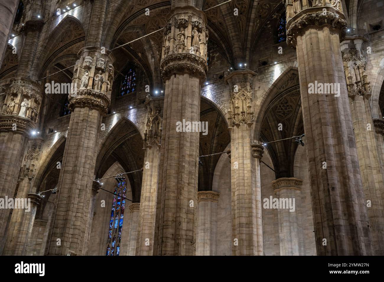 Blick von innen auf den berühmten Dom, die Kathedrale von Mailand, bekannt als Basilika der Geburt der Heiligen Maria. Der Bau begann 1386 Stockfoto