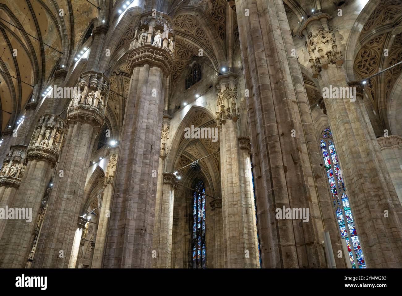 Blick von innen auf den berühmten Dom, die Kathedrale von Mailand, bekannt als Basilika der Geburt der Heiligen Maria. Der Bau begann 1386 Stockfoto