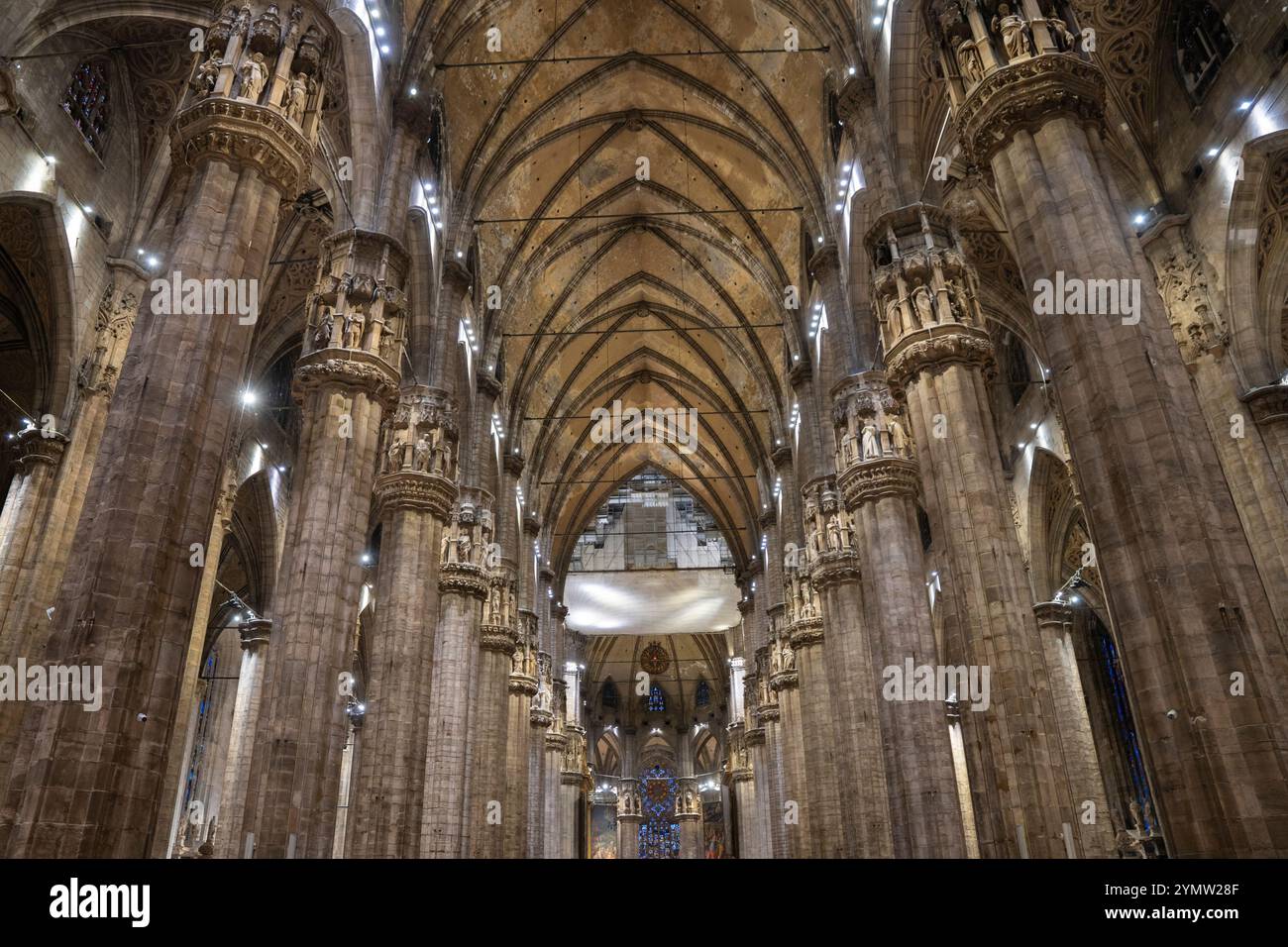 Blick von innen auf den berühmten Dom, die Kathedrale von Mailand, bekannt als Basilika der Geburt der Heiligen Maria. Der Bau begann 1386 Stockfoto