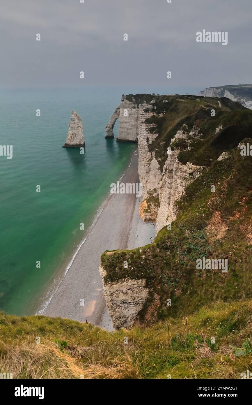 026 Aiguille Creuse Needle, Porte d'Aval Arch und Falaise de Manneporte Kreidefelsen von morgens auf dem Arche de la Manneporte Arch. Etretat-Frankreich Stockfoto