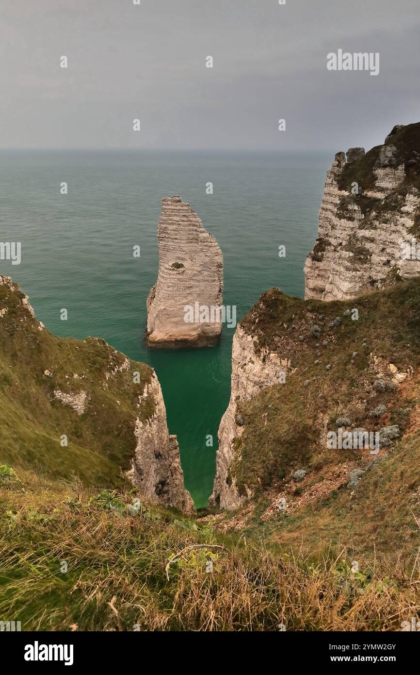 029 Aiguille Creuse Needle, Blick nach Norden bei Sonnenaufgang von der Klippe Falaise de la Manneporte über dem Strand Plage de Jambourg. Etretat-Frankreich. Stockfoto