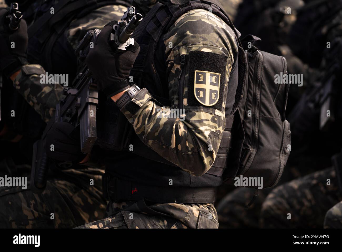 Präsentation der serbischen Streitkräfte. Reihen von Soldaten mit moderner militärischer Ausrüstung marschieren. Serbische Armee, Militärregiment auf dem Luftwaffenstützpunkt Batajnica, Stockfoto