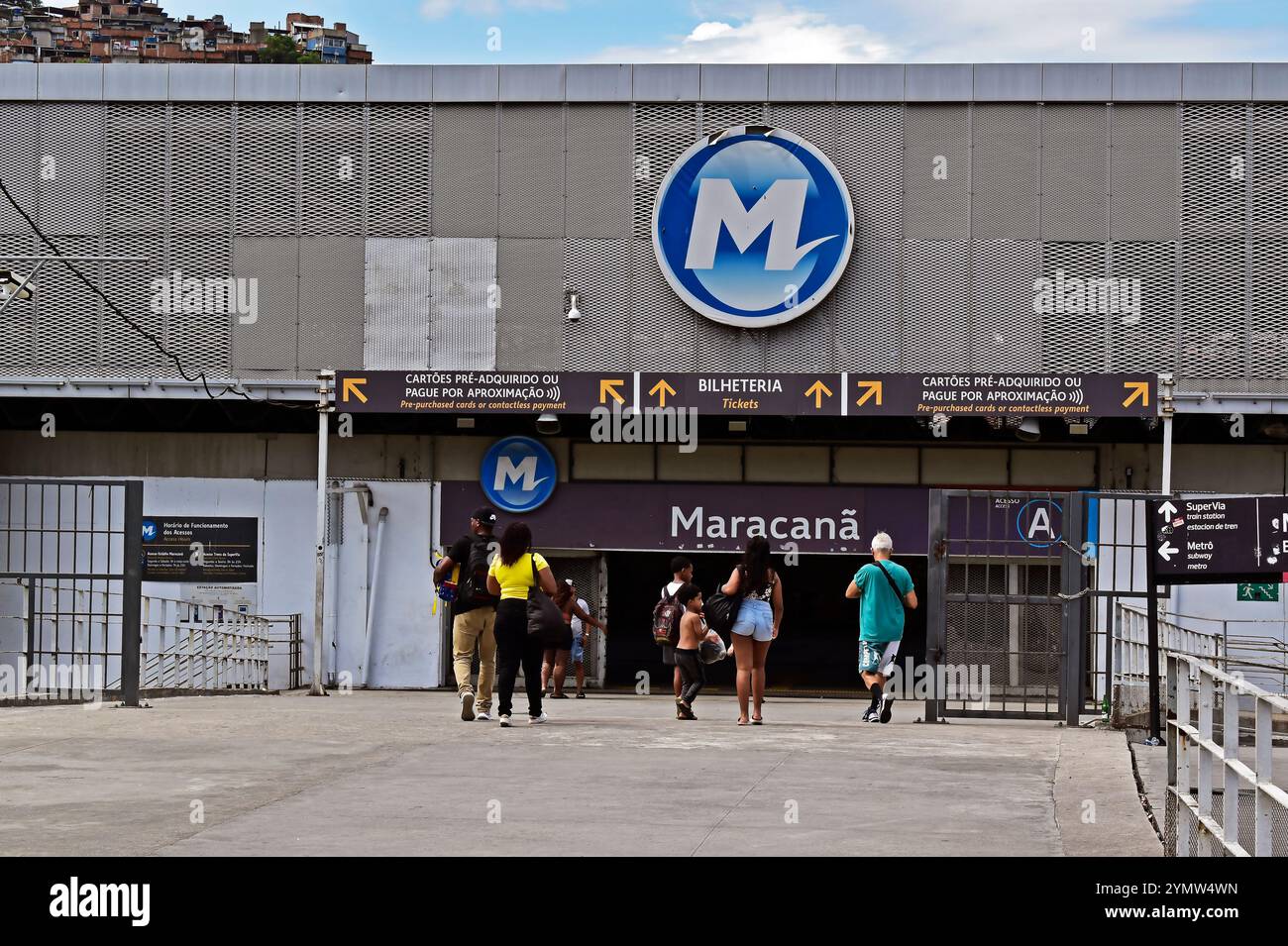 RIO DE JANEIRO, BRASILIEN - 17. November 2024: Eingang zur U-Bahn-Station im Stadtteil Maracanã Stockfoto