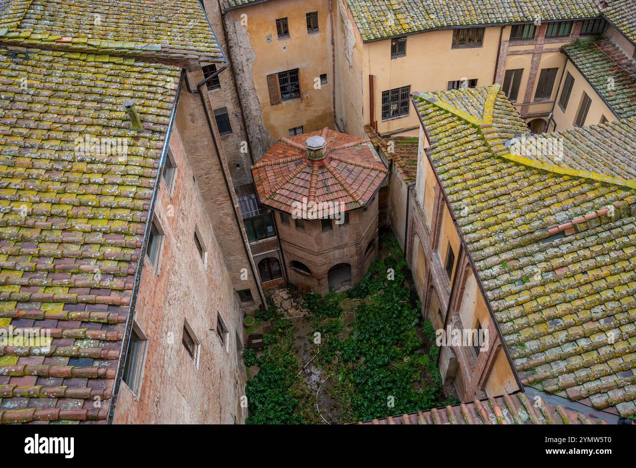 Blick aus der Vogelperspektive auf das alte achteckige Gebäude in der Altstadt von Siena, Toskana, Italien. In der Nähe des Duomo. Siena, Italien 07.01.2024 Stockfoto