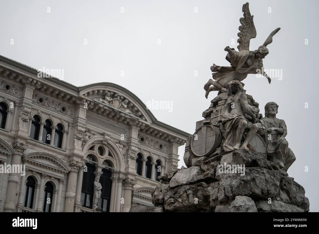 Fontäne der vier Kontinente auf der Piazza Unità d'Italia (Platz der Einheit Italiens) in Triest, Italien 04.01.2024 Stockfoto