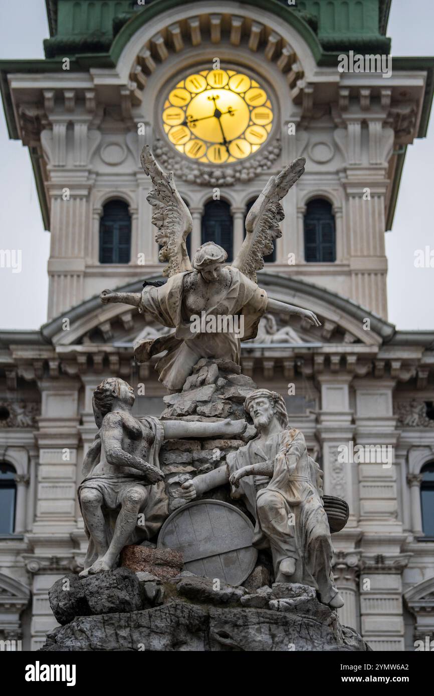 Fontäne der vier Kontinente auf der Piazza Unità d'Italia (Platz der Einheit Italiens) in Triest, Italien 04.01.2024 Stockfoto