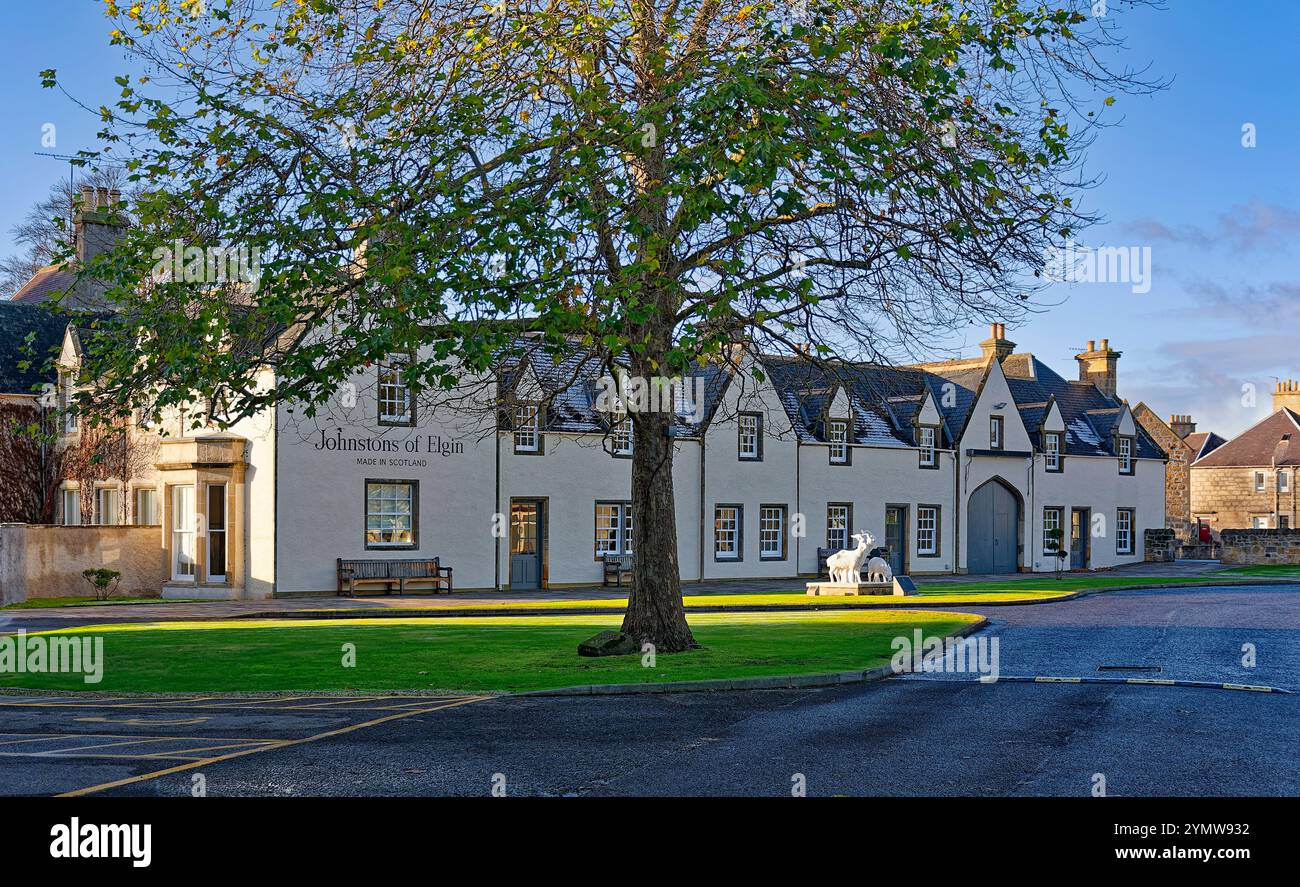 Johnstons of Elgin Scotland großes Gebäude mit der weißen Kaschmirziegen-Statue draußen Stockfoto