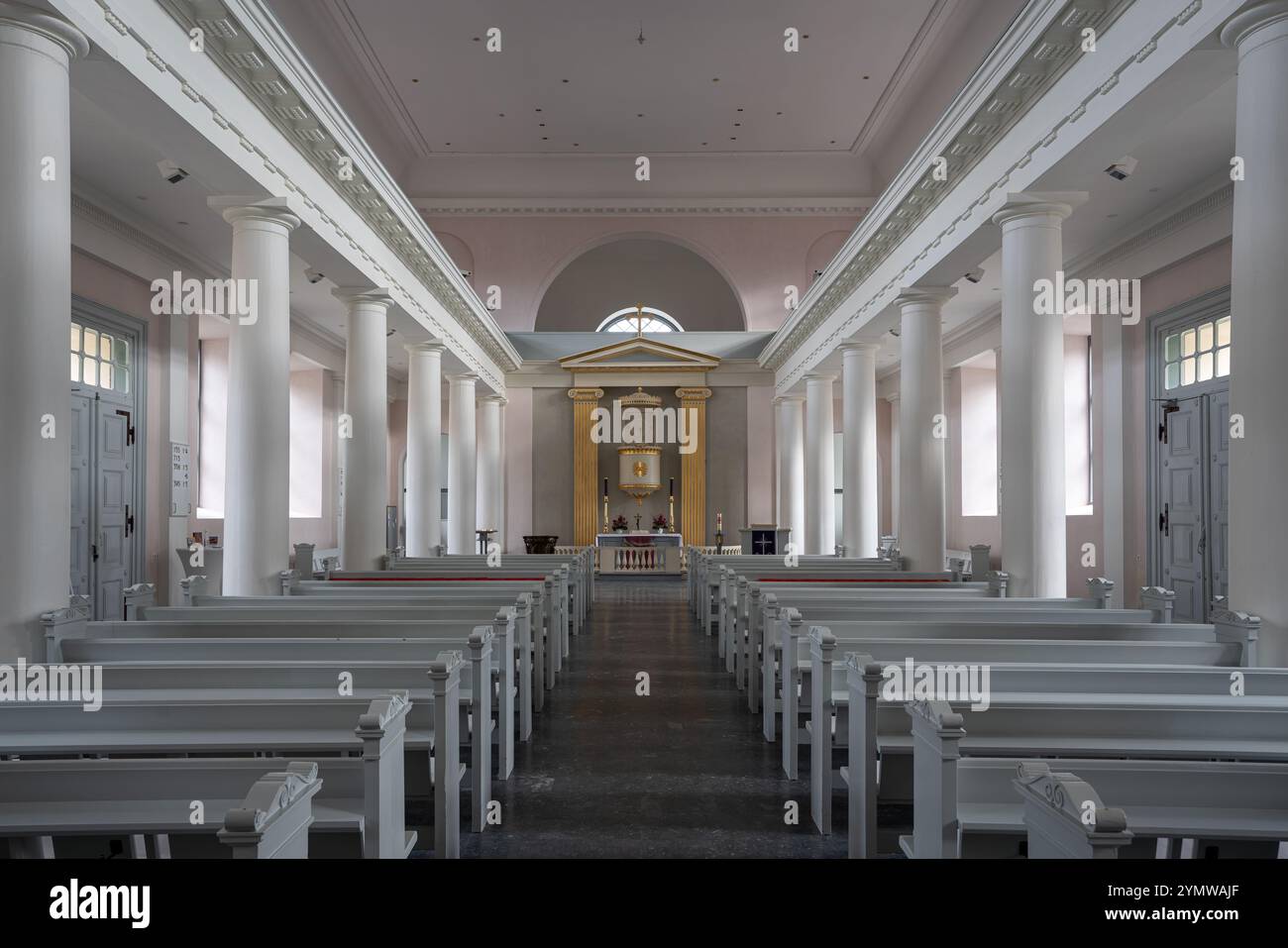 Husum, Deutschland - 10. März 2023: Blick durch das Hauptschiff der Kirche St. Marien von Husum am 3. März 2023 in Nordfriesland Stockfoto