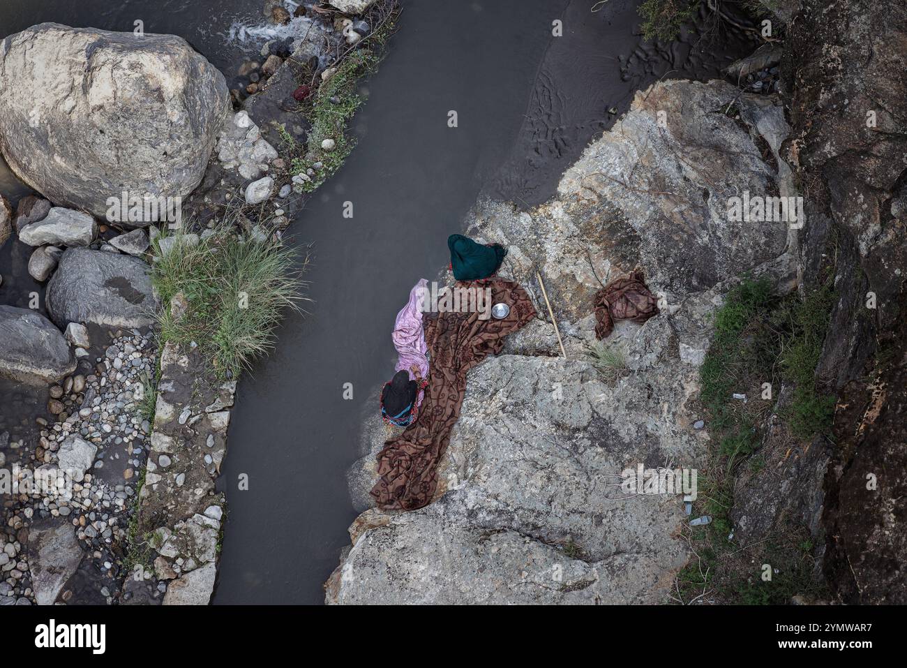 Zwei Frauen waschen ihre Decken am Fluss Nuristan, Afghanistan Stockfoto