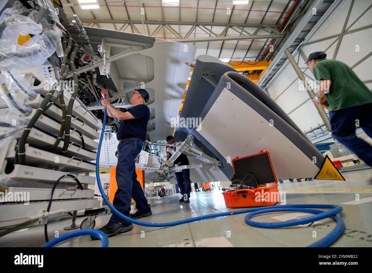 Der Airbus-Standort in Filton, Bristol, der das Militärflugzeug A400M und das zivile Flugzeug A350 zusammensetzt, wurde mit dem beweglichen Flächenflügel A400M ausgerüstet. Stockfoto