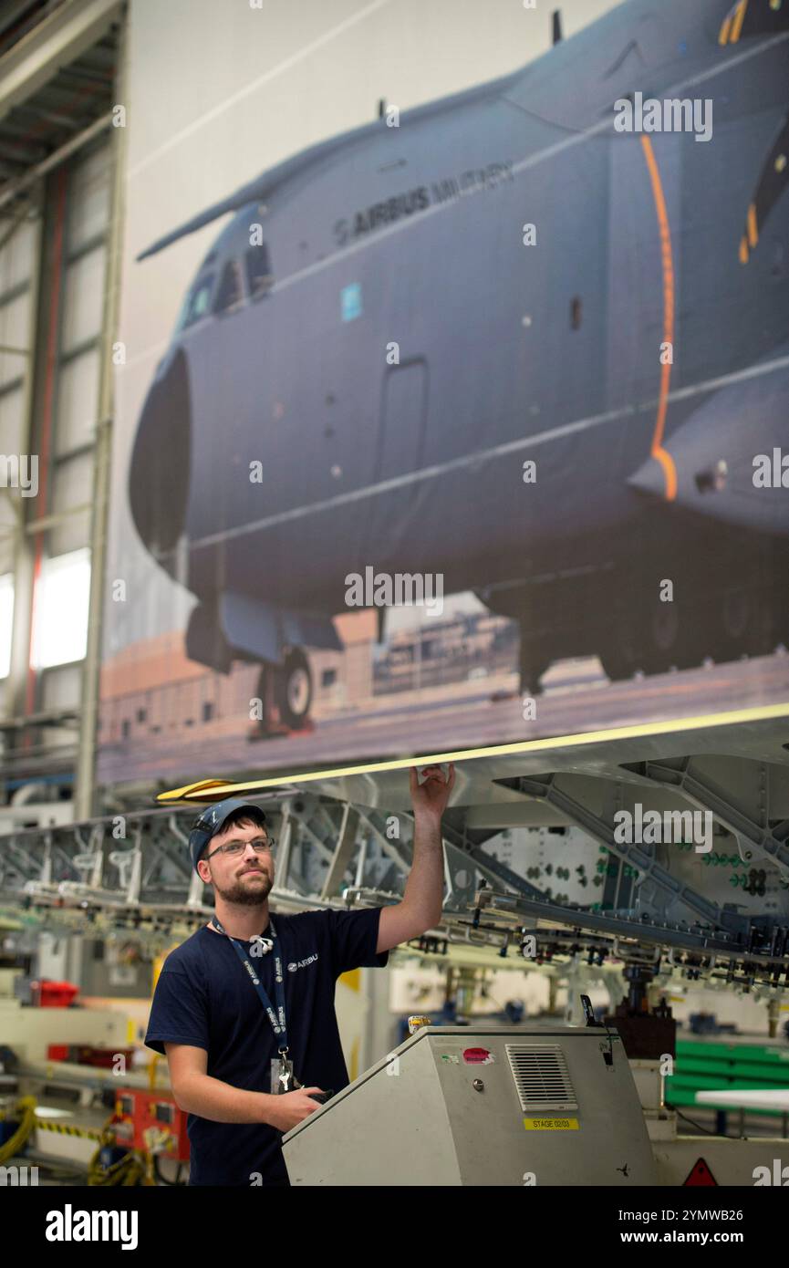 Am Airbus-Standort in Filton, Bristol, bauen sie das Militärflugzeug A400M und das zivile Flugzeug A350 zusammen – ein Flugzeugbauer in der A400M Stockfoto