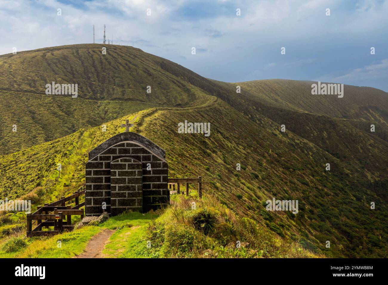 Die Caldera von Cabecoc Gordo, ein massiver Stratovulkan, bildet die Insel Faial auf den Azoren. Stockfoto