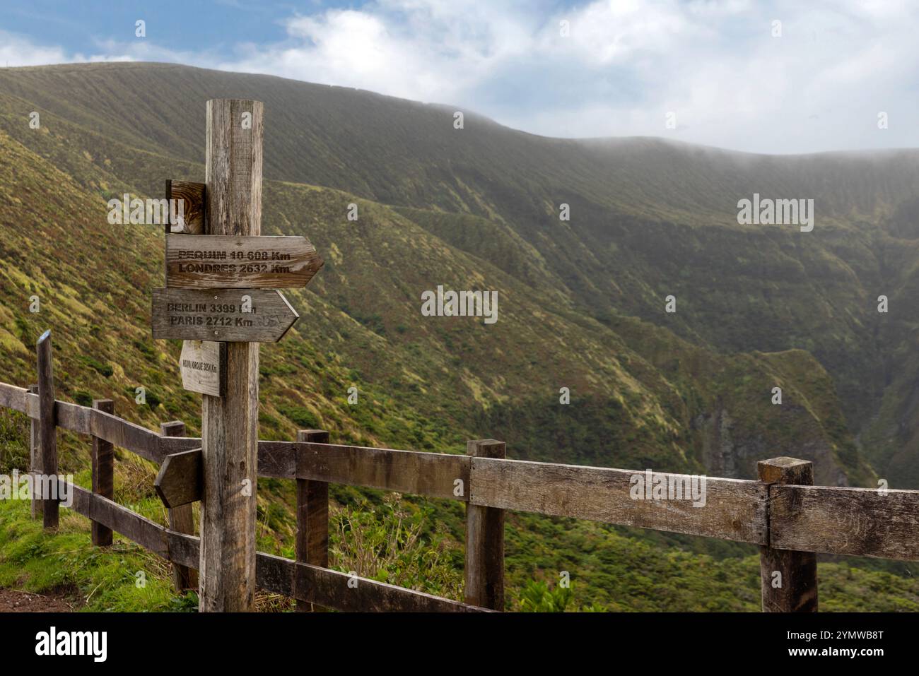 Die Caldera von Cabecoc Gordo, ein massiver Stratovulkan, bildet die Insel Faial auf den Azoren. Stockfoto