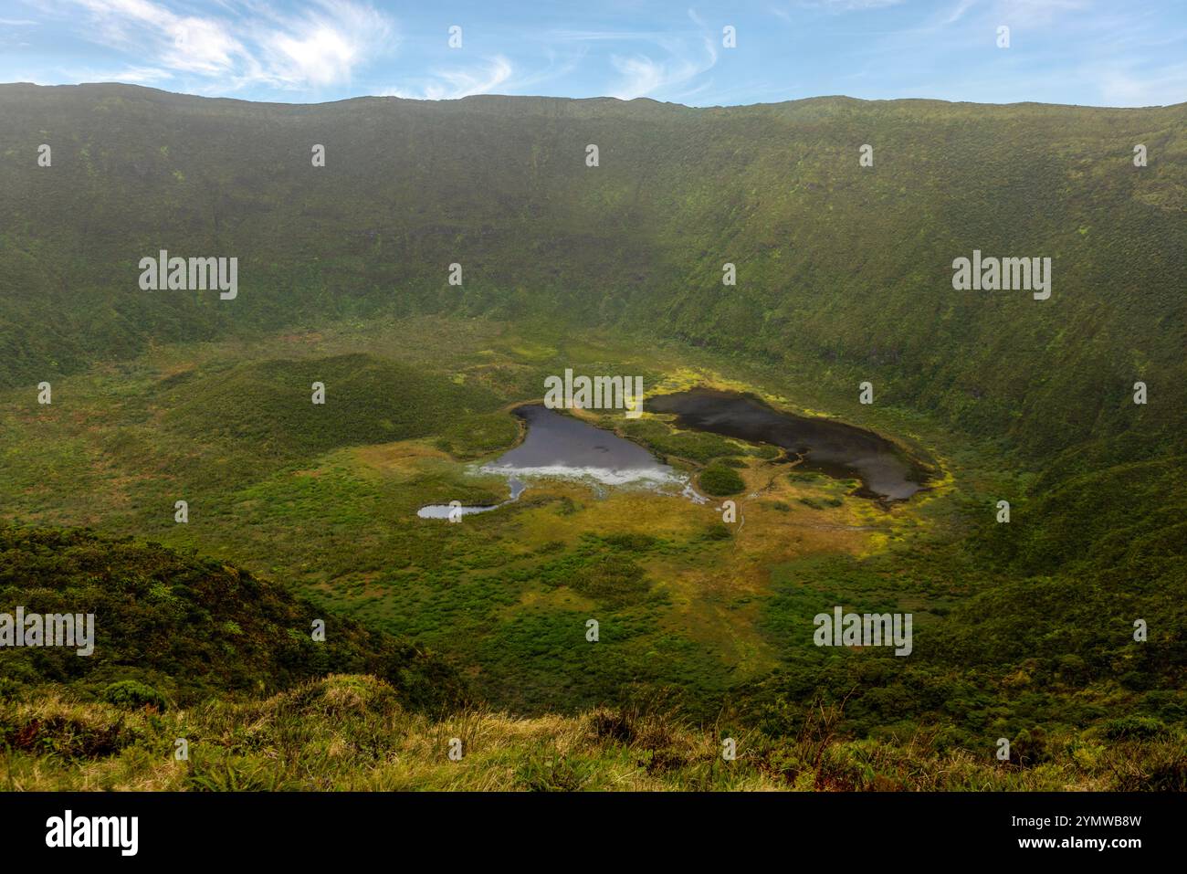 Die Caldera von Cabecoc Gordo, ein massiver Stratovulkan, bildet die Insel Faial auf den Azoren. Stockfoto