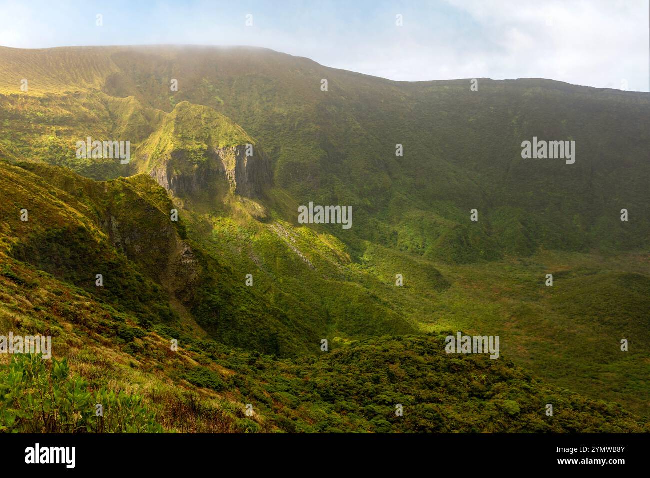 Die Caldera von Cabecoc Gordo, ein massiver Stratovulkan, bildet die Insel Faial auf den Azoren. Stockfoto