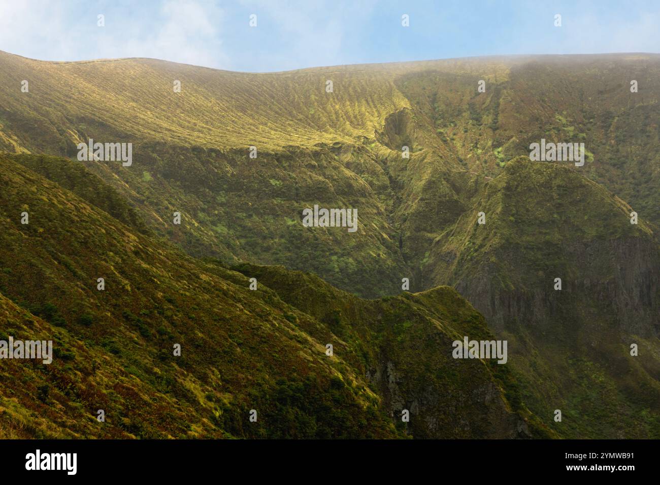 Die Caldera von Cabecoc Gordo, ein massiver Stratovulkan, bildet die Insel Faial auf den Azoren. Stockfoto