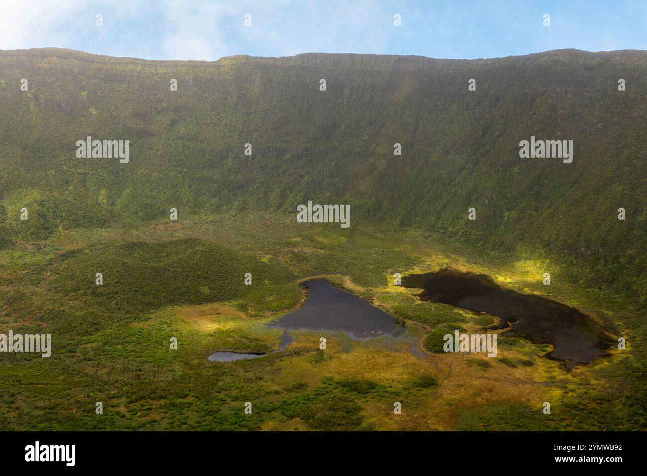 Die Caldera von Cabecoc Gordo, ein massiver Stratovulkan, bildet die Insel Faial auf den Azoren. Stockfoto