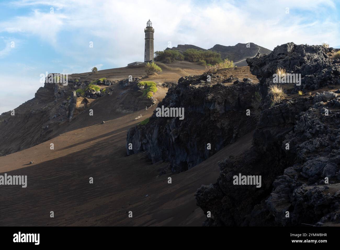 Zwischen 1957 und 1958 verursachte ein Vulkanausbruch die Zerstörung des Leuchtturms Capelinhos auf der Insel Faial auf den Azoren. Stockfoto