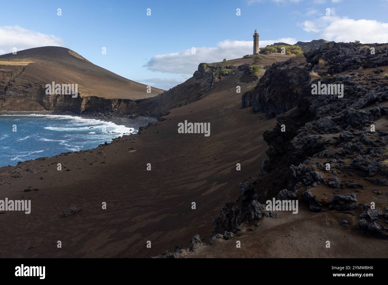 Zwischen 1957 und 1958 verursachte ein Vulkanausbruch die Zerstörung des Leuchtturms Capelinhos auf der Insel Faial auf den Azoren. Stockfoto