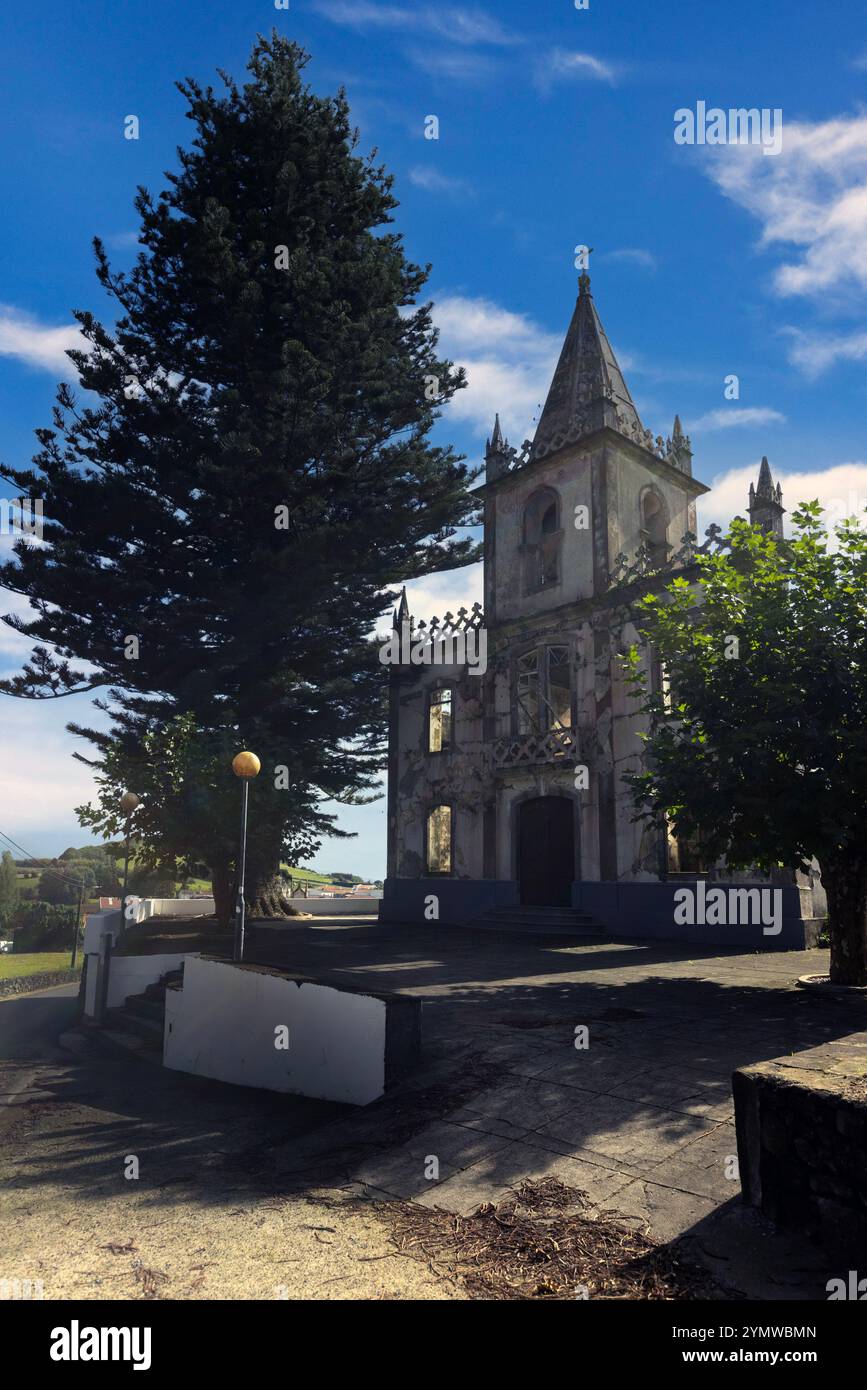 Die Kirche São Mateus befindet sich in der Pfarrei Ribeirinha auf der Insel Faial, auf den Azoren. Es wurde von dem starken Herzen zerstört Stockfoto