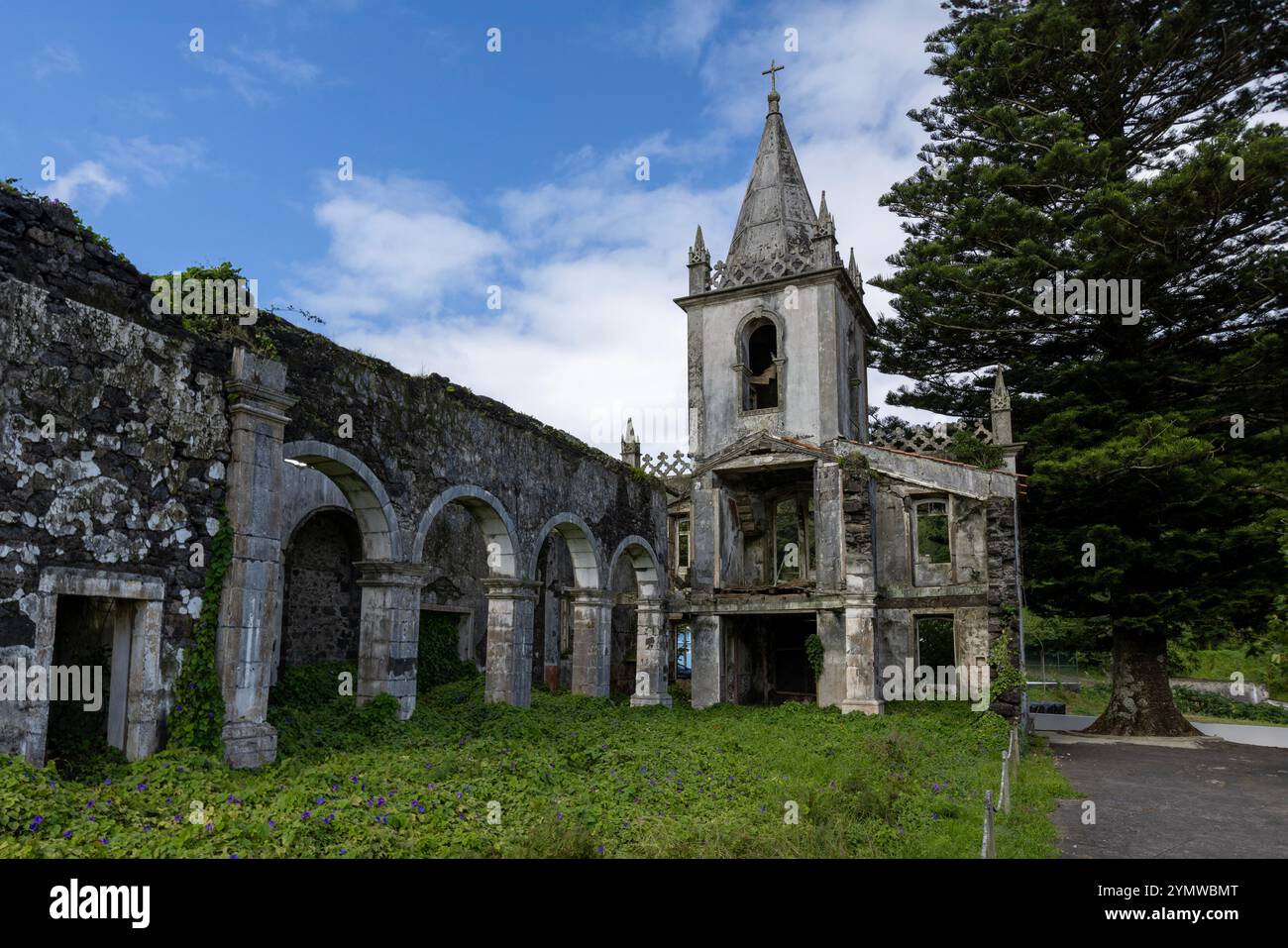 Die Kirche São Mateus befindet sich in der Pfarrei Ribeirinha auf der Insel Faial, auf den Azoren. Es wurde von dem starken Herzen zerstört Stockfoto