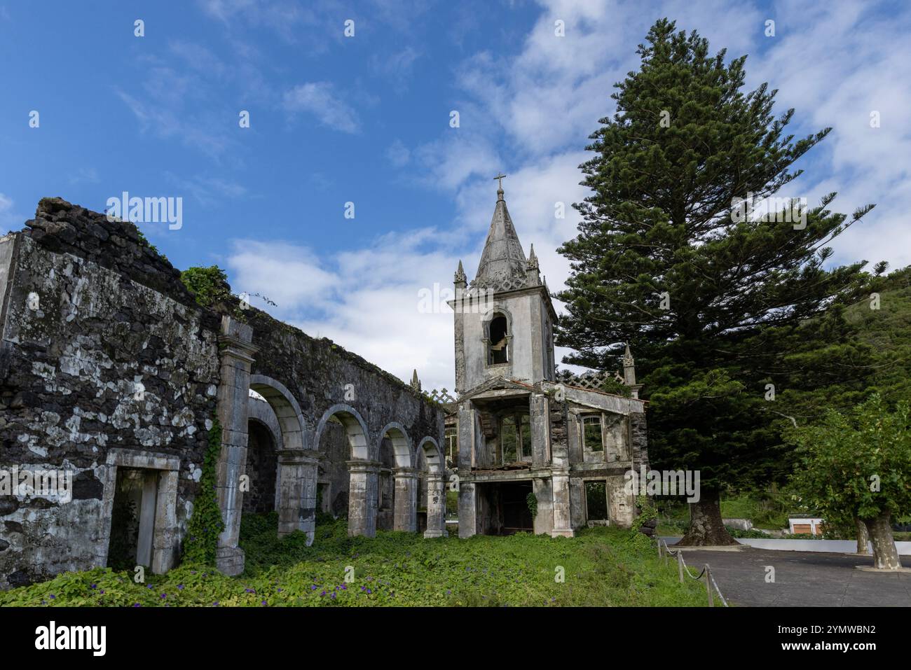 Die Kirche São Mateus befindet sich in der Pfarrei Ribeirinha auf der Insel Faial, auf den Azoren. Es wurde von dem starken Herzen zerstört Stockfoto