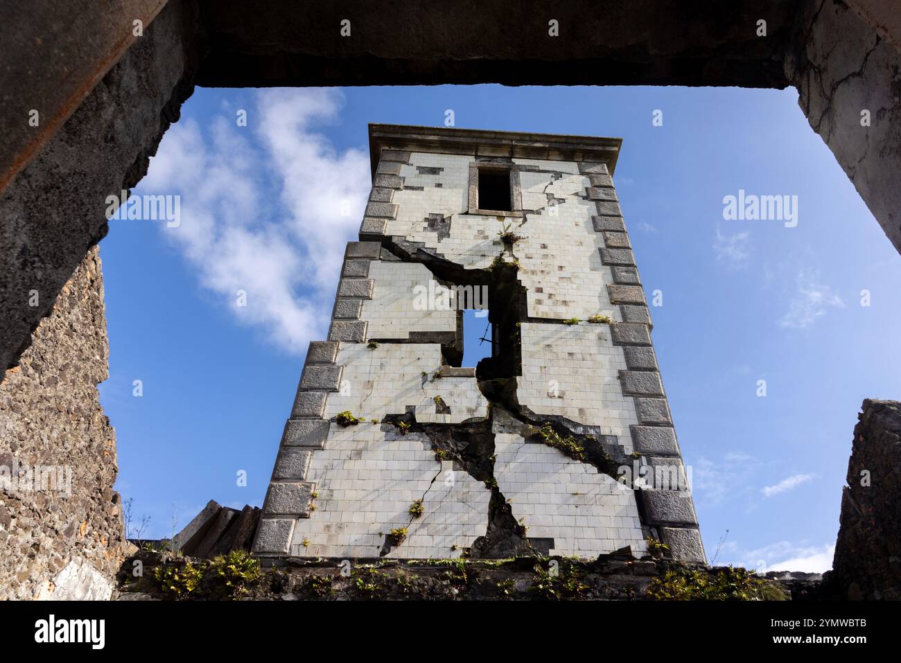 Der Leuchtturm von Ribeirinha auf der Insel Faial auf den Azoren wurde nach dem Erdbeben auf den Azoren 1998 zerstört und befindet sich heute in Ruinen. Stockfoto