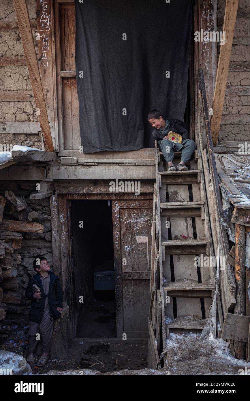 Zwei Kinder, die Nachbarn sind, erzählen Geschichten zusammen Nuristan, Afghanistan Stockfoto