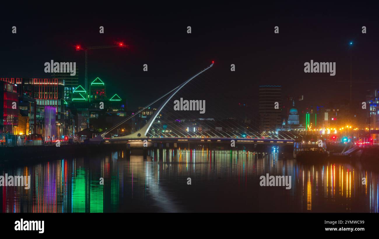 Reflexionen der Samuel Beckett Brücke bei Nacht von East Link Stockfoto