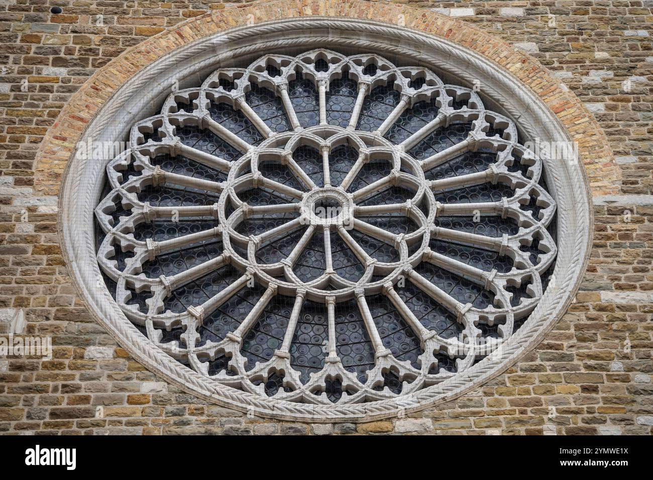 Reich verziertes Fenster an der Kathedrale von Triest (Cattedrale di San Giusto Martyre), mittelalterliche Kirche auf dem Hügel San Giusto, Triest, Italien 04.01.2024 Stockfoto