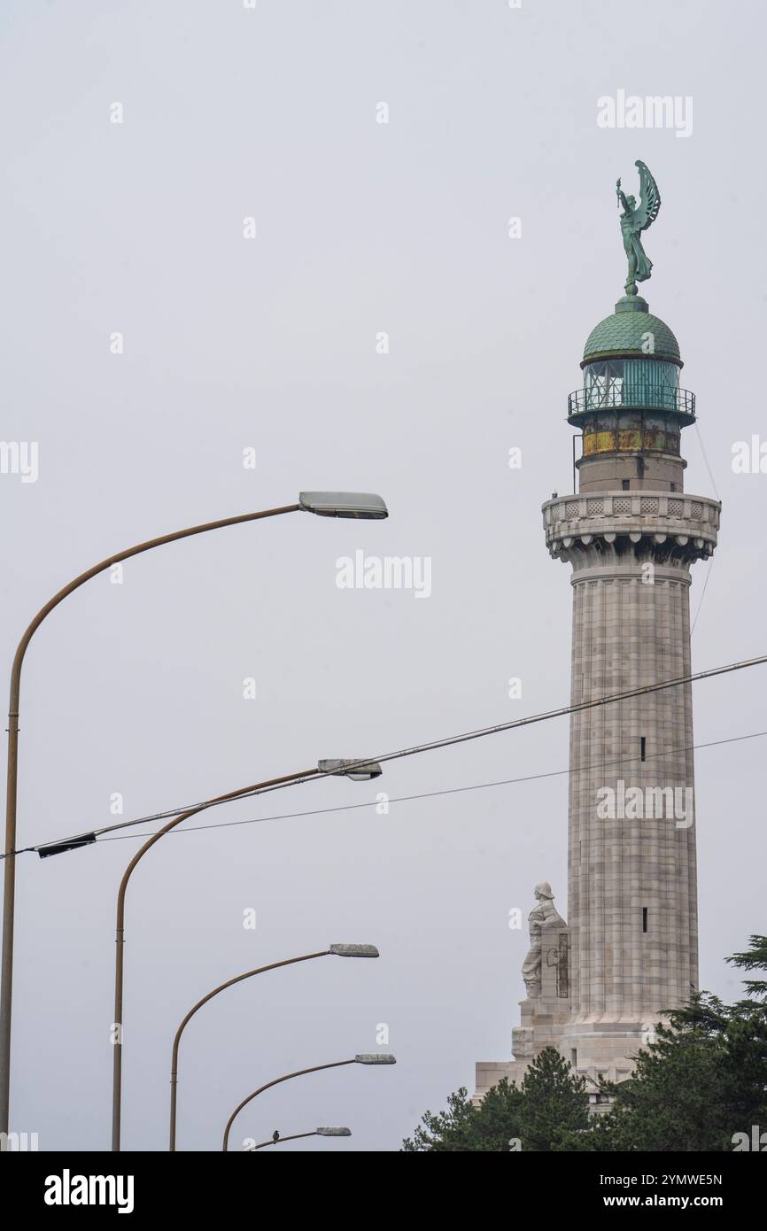 Wunderschöner Leuchtturm von Victory (Faro della Vittoria) auf einer Klippe über dem Golf von Triest, Italien 04.01.2024 Stockfoto