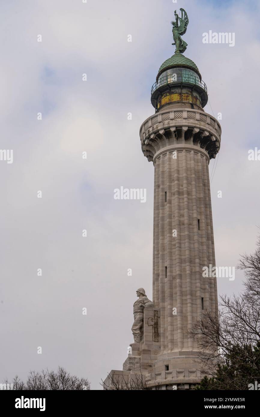 Wunderschöner Leuchtturm von Victory (Faro della Vittoria) auf einer Klippe über dem Golf von Triest, Italien 04.01.2024 Stockfoto