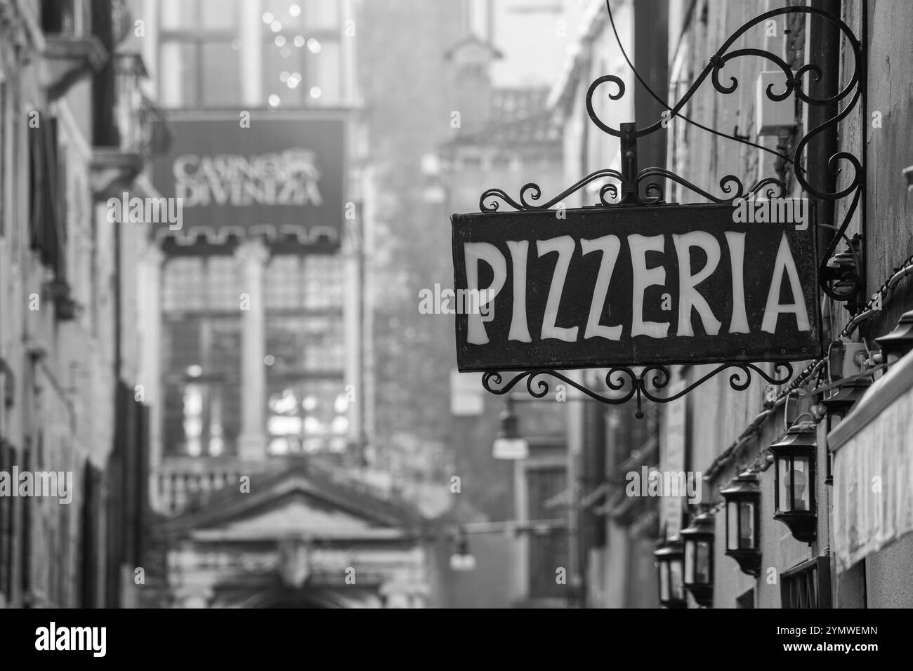 Ein altes Zeichen für eine Pizzeria in Venedig. Vintage Pizzeria Schild. Traditionelle venezianische Straße mit kleinem Restaurant. Malerisch alt. Venedig, Italien 04.01.2024 Stockfoto