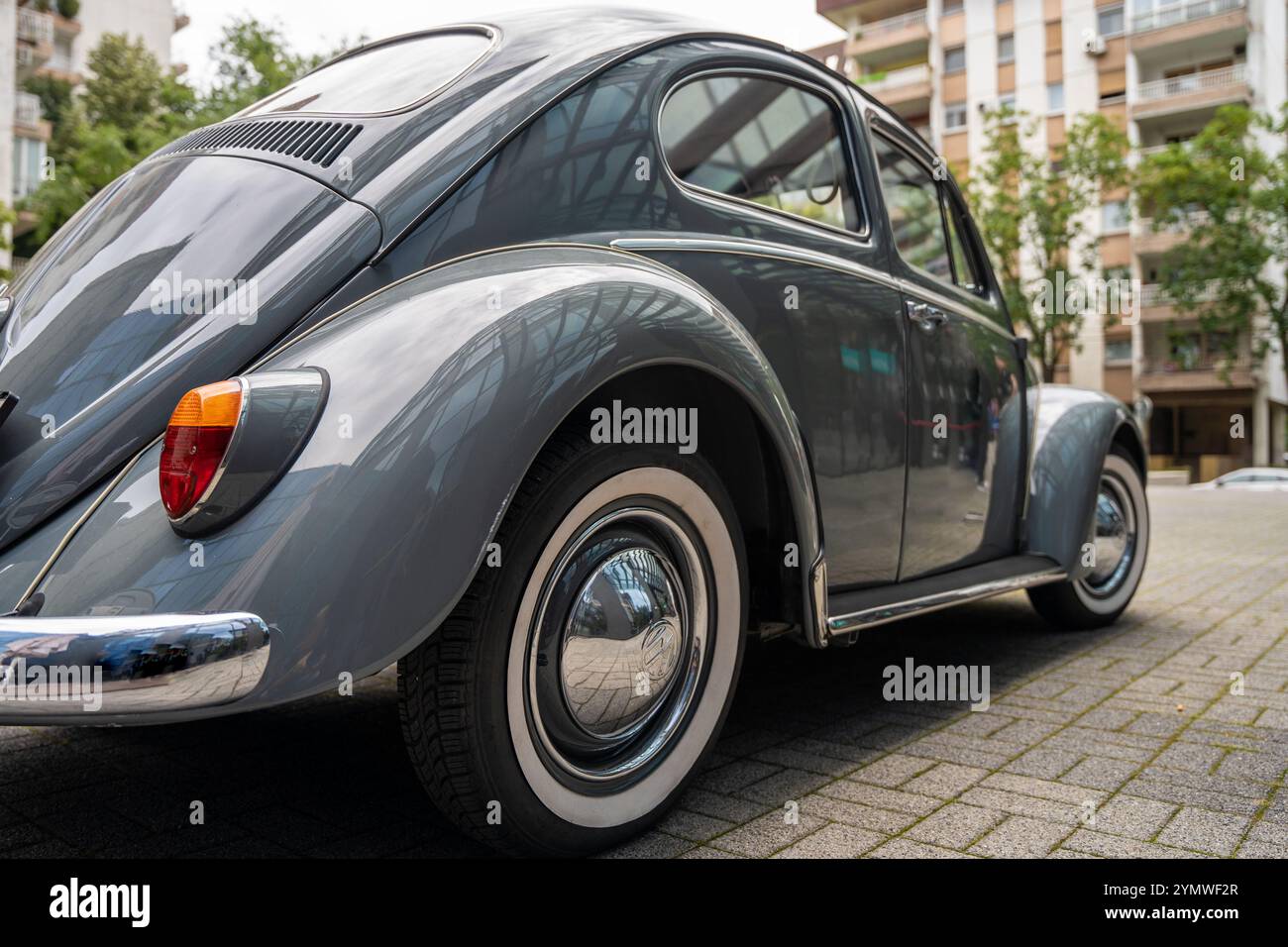 Ein alter VW-Käfer. Deutscher Oldtimer vor dem Hotel. Schönes Retro-Fahrzeug Stockfoto