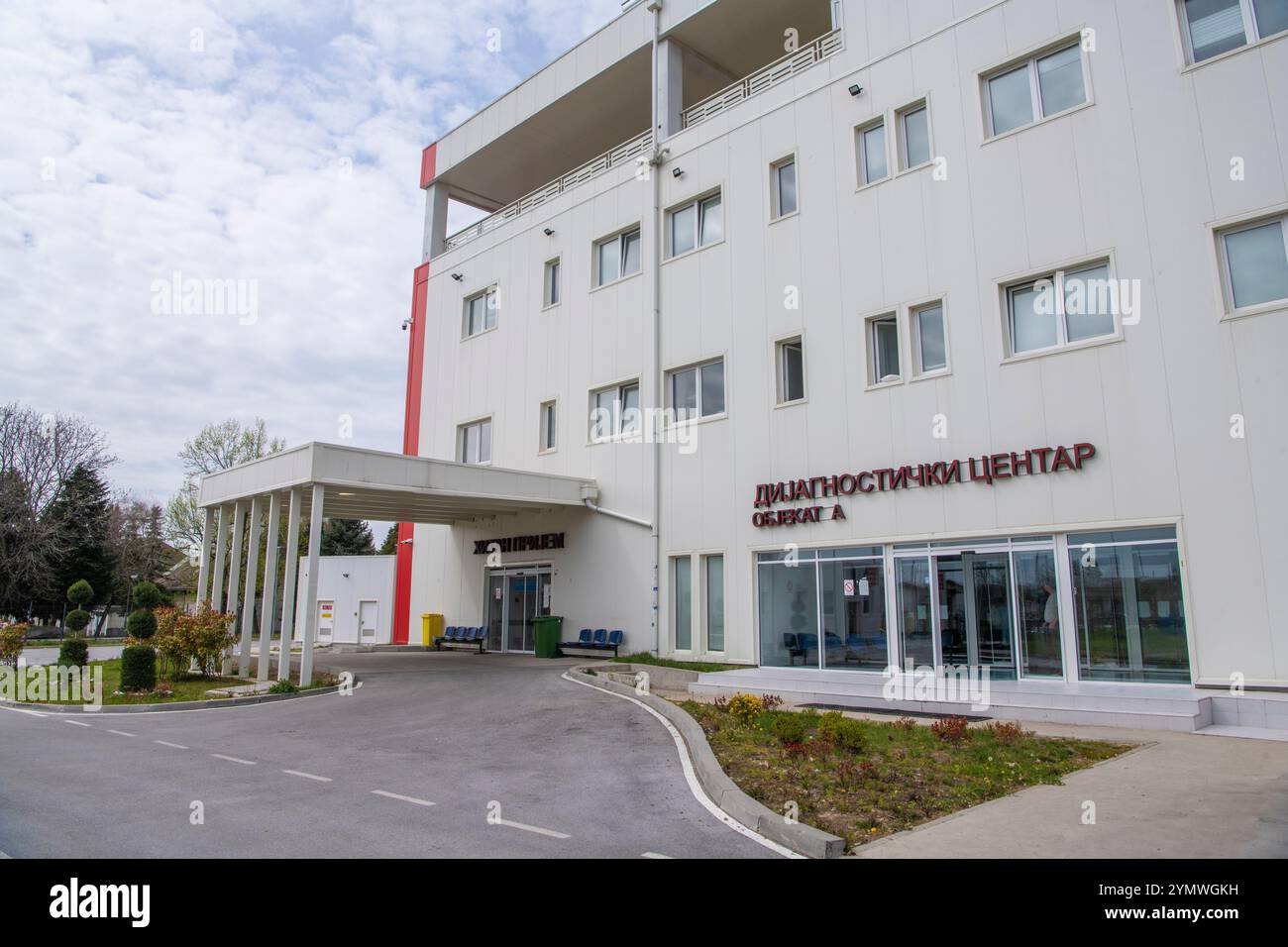 Eingang vor dem neu errichteten Krankenhaus Batajnica in Belgrad, Serbien 30.03.2023 Stockfoto