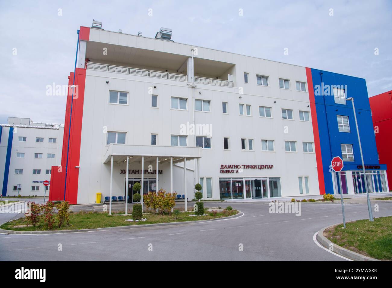 Eingang vor dem neu errichteten Krankenhaus Batajnica in Belgrad, Serbien 30.03.2023 Stockfoto
