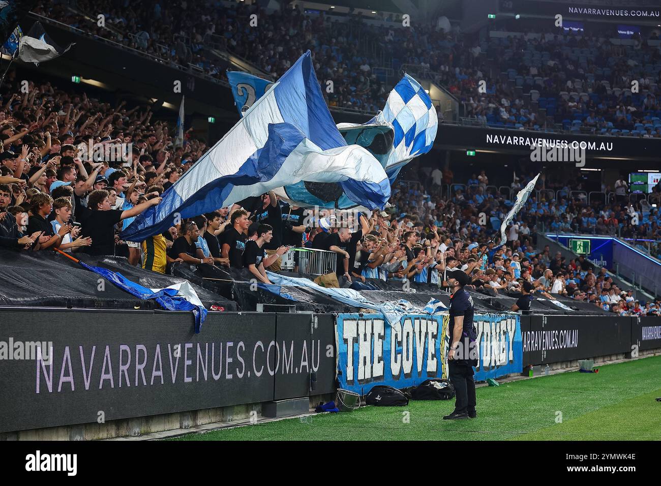 23. November 2024; Allianz Stadium, Sydney, NSW, Australien: A-League Football, Sydney FC gegen Western Sydney Wanderers; Sydney FC Fans fliegen ihre Banner Credit: Action Plus Sports Images/Alamy Live News Stockfoto